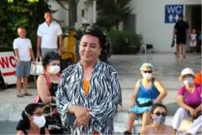 Murat Övüç eylemci kadınlar tarafından kovuldu Murat Övüç eylemci kadınlar tarafından kovuldu