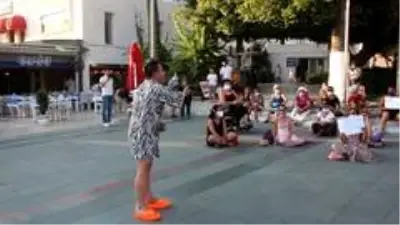 Murat Övüç eylemci kadınlar tarafından kovuldu Murat Övüç eylemci kadınlar tarafından kovuldu