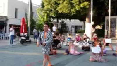 Murat Övüç eylemci kadınlar tarafından kovuldu Murat Övüç eylemci kadınlar tarafından kovuldu