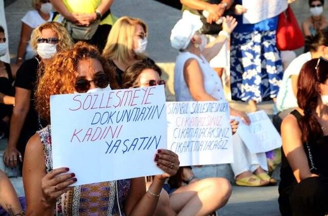 Murat Övüç eylemci kadınlar tarafından kovuldu Murat Övüç eylemci kadınlar tarafından kovuldu