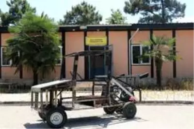 Son dakika haberi | Okuldaki atıl sıra ve malzemelerden araba yaptılar Son dakika haberi | Okuldaki atıl sıra ve malzemelerden araba yaptılar