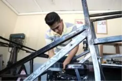 Son dakika haberi | Okuldaki atıl sıra ve malzemelerden araba yaptılar Son dakika haberi | Okuldaki atıl sıra ve malzemelerden araba yaptılar