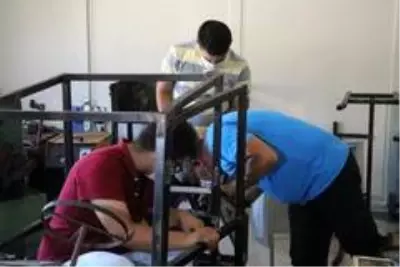 Son dakika haberi | Okuldaki atıl sıra ve malzemelerden araba yaptılar Son dakika haberi | Okuldaki atıl sıra ve malzemelerden araba yaptılar