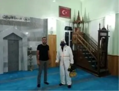 Örnek muhtar camileri kendi imkanları ile dezenfekte etti Örnek muhtar camileri kendi imkanları ile dezenfekte etti
