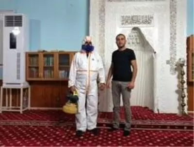 Örnek muhtar camileri kendi imkanları ile dezenfekte etti Örnek muhtar camileri kendi imkanları ile dezenfekte etti