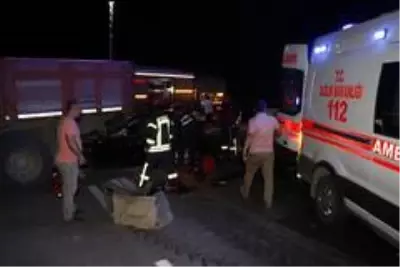 Otomobil kamyona arkadan çarptı: 2'si ağır 5 yaralı Otomobil kamyona arkadan çarptı: 2'si ağır 5 yaralı