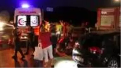 Otomobil kamyona arkadan çarptı: 2'si ağır 5 yaralı Otomobil kamyona arkadan çarptı: 2'si ağır 5 yaralı