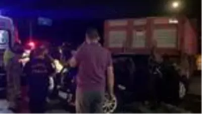 Otomobil kamyona arkadan çarptı: 2'si ağır 5 yaralı Otomobil kamyona arkadan çarptı: 2'si ağır 5 yaralı