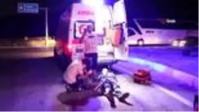 Otomobil kamyona arkadan çarptı: 2'si ağır 5 yaralı Otomobil kamyona arkadan çarptı: 2'si ağır 5 yaralı