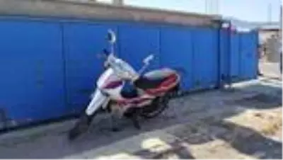 Otomobil, motosiklete çarpıp kaçtı Otomobil, motosiklete çarpıp kaçtı