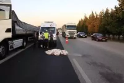 Otoyolda lastik değiştirmek isteyen sürücü canından oldu Otoyolda lastik değiştirmek isteyen sürücü canından oldu