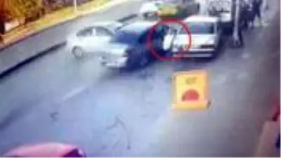 Park halindeki araca çarpan sürücünün yanındaki kişi yola savruldu! O anlar kamerada Park halindeki araca çarpan sürücünün yanındaki kişi yola savruldu! O anlar kamerada
