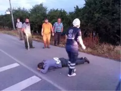 Refüje çarpan otomobildeki 2 kişi camdan fırlayarak yaralandı Refüje çarpan otomobildeki 2 kişi camdan fırlayarak yaralandı