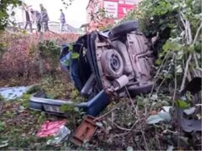 Refüje çarpan otomobildeki 2 kişi camdan fırlayarak yaralandı Refüje çarpan otomobildeki 2 kişi camdan fırlayarak yaralandı