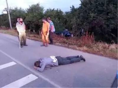 Refüje çarpan otomobildeki 2 kişi camdan fırlayarak yaralandı Refüje çarpan otomobildeki 2 kişi camdan fırlayarak yaralandı