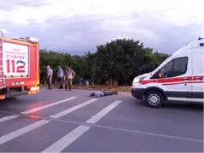 Refüje çarpan otomobildeki 2 kişi camdan fırlayarak yaralandı Refüje çarpan otomobildeki 2 kişi camdan fırlayarak yaralandı