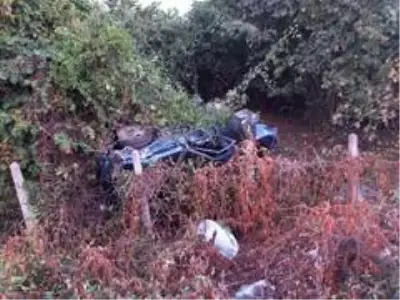 Refüje çarpan otomobildeki 2 kişi camdan fırlayarak yaralandı Refüje çarpan otomobildeki 2 kişi camdan fırlayarak yaralandı