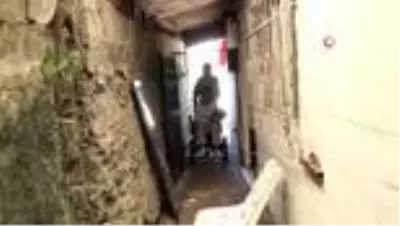 Rezidansın 6'ncı katından düşerek hayatı 4 duvar arasına sıkışan Zümrüt yardım bekliyor Rezidansın 6'ncı katından düşerek hayatı 4 duvar arasına sıkışan Zümrüt yardım bekliyor