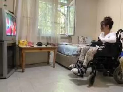 Rezidansın 6'ncı katından düşerek hayatı 4 duvar arasına sıkışan Zümrüt yardım bekliyor Rezidansın 6'ncı katından düşerek hayatı 4 duvar arasına sıkışan Zümrüt yardım bekliyor