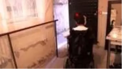Rezidansın 6'ncı katından düşerek hayatı 4 duvar arasına sıkışan Zümrüt yardım bekliyor Rezidansın 6'ncı katından düşerek hayatı 4 duvar arasına sıkışan Zümrüt yardım bekliyor