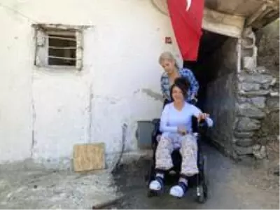 Rezidansın 6'ncı katından düşerek hayatı 4 duvar arasına sıkışan Zümrüt yardım bekliyor Rezidansın 6'ncı katından düşerek hayatı 4 duvar arasına sıkışan Zümrüt yardım bekliyor