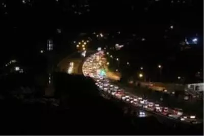 Sakarya TEM'de bayram trafiği gece saatlerinde de devam ediyor Sakarya TEM'de bayram trafiği gece saatlerinde de devam ediyor