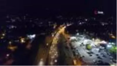 Sakarya TEM Otoyolu'nda bayram trafiği gece saatlerinde de devam ediyor Sakarya TEM Otoyolu'nda bayram trafiği gece saatlerinde de devam ediyor