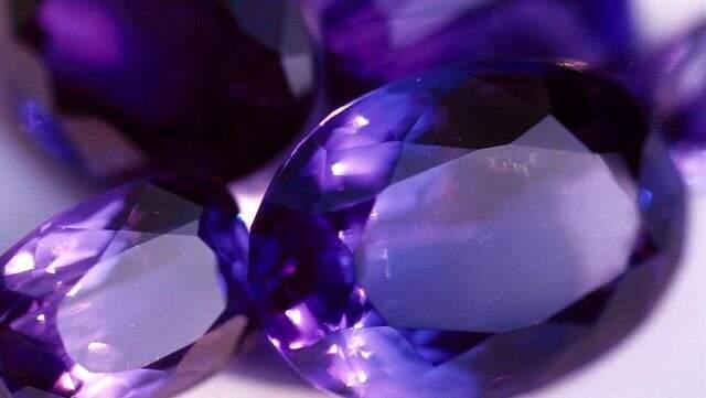 Şansın bu kadarı! Bulduğu taşlar sayesinde milyonlar kazandı