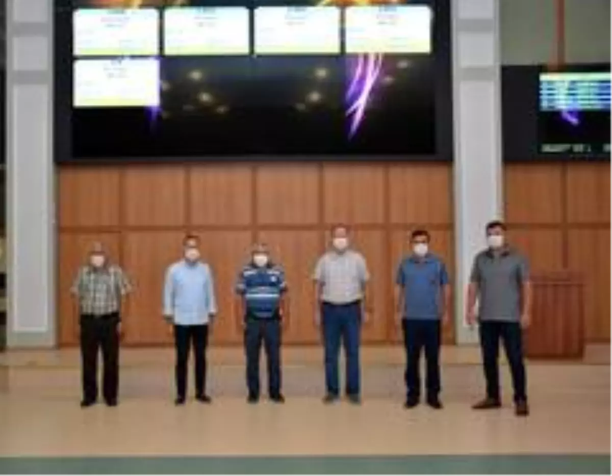 Edirne'de sezonun ilk ayçiçeğini getiren çiftçiye 100 litre mazot hediye edildi