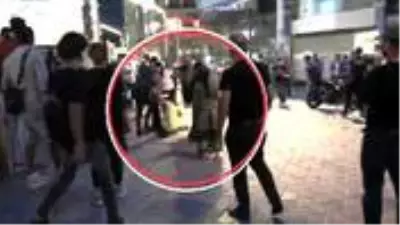 Taksim'in ortasında saç saça baş başa kadın kavgası! O anlar kamerada Taksim'in ortasında saç saça baş başa kadın kavgası! O anlar kamerada