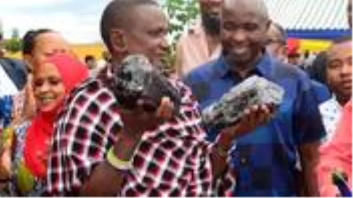 Tanzanyalı madenci, 2 ay içinde bulduğu 3 Tanzanit taşı sayesinde 5,4 milyon dolar kazandı