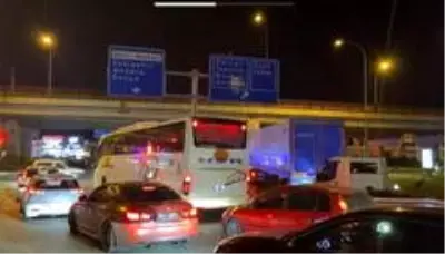 Tatil dönüşünü son saatlere bırakanlar uzun araç kuyrukları oluşturdu Tatil dönüşünü son saatlere bırakanlar uzun araç kuyrukları oluşturdu