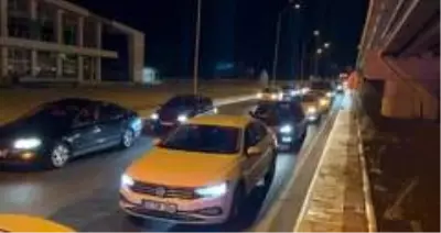 Tatil dönüşünü son saatlere bırakanlar uzun araç kuyrukları oluşturdu Tatil dönüşünü son saatlere bırakanlar uzun araç kuyrukları oluşturdu