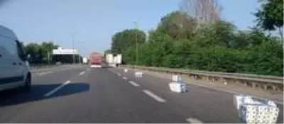 TEM Otoyolu'nda kapağı açılan tırdan kağıt peçeteler yola saçıldı TEM Otoyolu'nda kapağı açılan tırdan kağıt peçeteler yola saçıldı