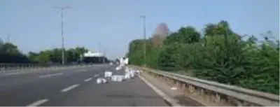 TEM Otoyolu'nda kapağı açılan tırdan kağıt peçeteler yola saçıldı TEM Otoyolu'nda kapağı açılan tırdan kağıt peçeteler yola saçıldı