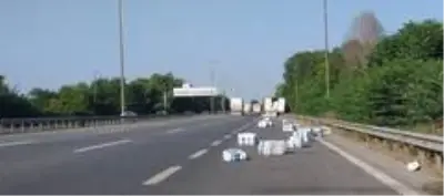 TEM Otoyolu'nda kapağı açılan tırdan kağıt peçeteler yola saçıldı TEM Otoyolu'nda kapağı açılan tırdan kağıt peçeteler yola saçıldı