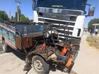 Tır ile çarpışan tarım aracındaki baba öldü, kızı ağır yaralandı Tır ile çarpışan tarım aracındaki baba öldü, kızı ağır yaralandı