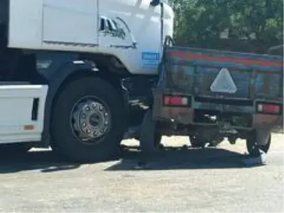 Tır ile çarpışan tarım aracındaki baba öldü, kızı ağır yaralandı Tır ile çarpışan tarım aracındaki baba öldü, kızı ağır yaralandı