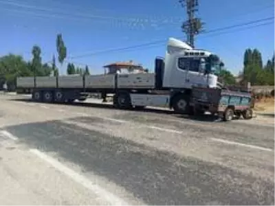 Tır ile çarpışan tarım aracındaki baba öldü, kızı ağır yaralandı Tır ile çarpışan tarım aracındaki baba öldü, kızı ağır yaralandı