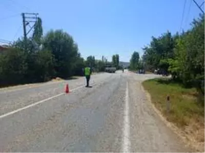 Tır ile çarpışan tarım aracındaki baba öldü, kızı ağır yaralandı Tır ile çarpışan tarım aracındaki baba öldü, kızı ağır yaralandı