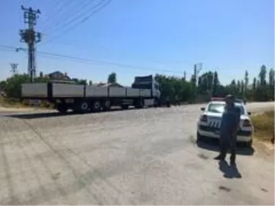 Tır ile çarpışan tarım aracındaki baba öldü, kızı ağır yaralandı Tır ile çarpışan tarım aracındaki baba öldü, kızı ağır yaralandı