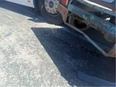 Tır ile çarpışan tarım aracındaki baba öldü, kızı ağır yaralandı Tır ile çarpışan tarım aracındaki baba öldü, kızı ağır yaralandı