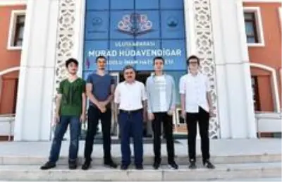 Uluslararası lisenin ilk mezunları göğüs kabarttı Uluslararası lisenin ilk mezunları göğüs kabarttı