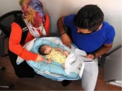 Yeni doğan bebeklerinin altını değiştirdiklerinde şok oldular Yeni doğan bebeklerinin altını değiştirdiklerinde şok oldular