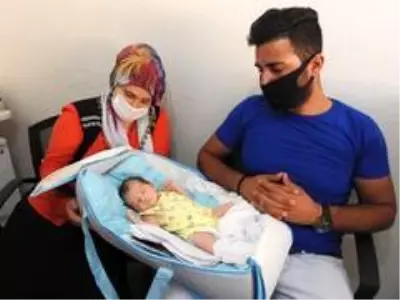 Yeni doğan bebeklerinin altını değiştirdiklerinde şok oldular Yeni doğan bebeklerinin altını değiştirdiklerinde şok oldular