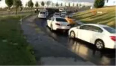 Yeşil alandan akan su nedeniyle kargo minibüsü yan yattı Yeşil alandan akan su nedeniyle kargo minibüsü yan yattı
