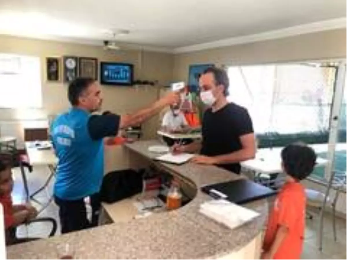 Yeşilyurt Belediyesi futbol okulunda Covid-19 önlemli eğitim