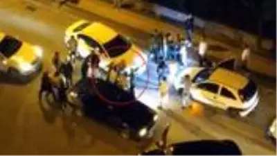 Yol verme meselesi yüzünden kavga çıktı, yumruklar havada uçuştu! Öfkeli grubu imam ayırdı Yol verme meselesi yüzünden kavga çıktı, yumruklar havada uçuştu! Öfkeli grubu imam ayırdı