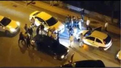 Son dakika haberi! Yol verme meselesi yüzünden kavga çıktı, yumruklar havada uçuştu Son dakika haberi! Yol verme meselesi yüzünden kavga çıktı, yumruklar havada uçuştu
