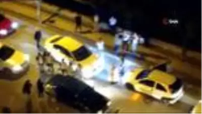 Yol verme meselesi yüzünden kavga çıktı, yumruklar havada uçuştu! Öfkeli grubu imam ayırdı Yol verme meselesi yüzünden kavga çıktı, yumruklar havada uçuştu! Öfkeli grubu imam ayırdı